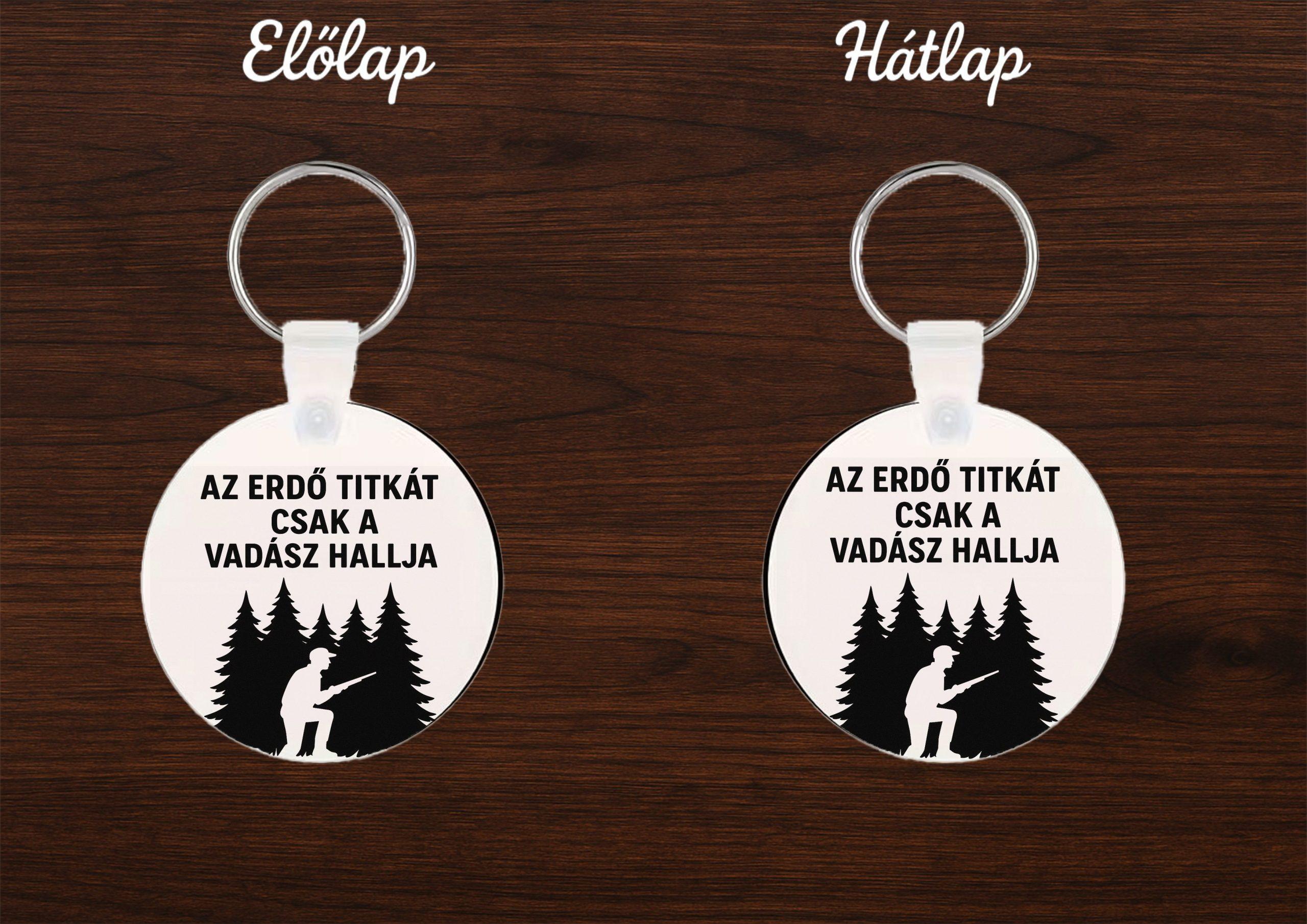 Egyedi kerek kulcstartó – Az erdő titkát csak a vadász hallja felirattal