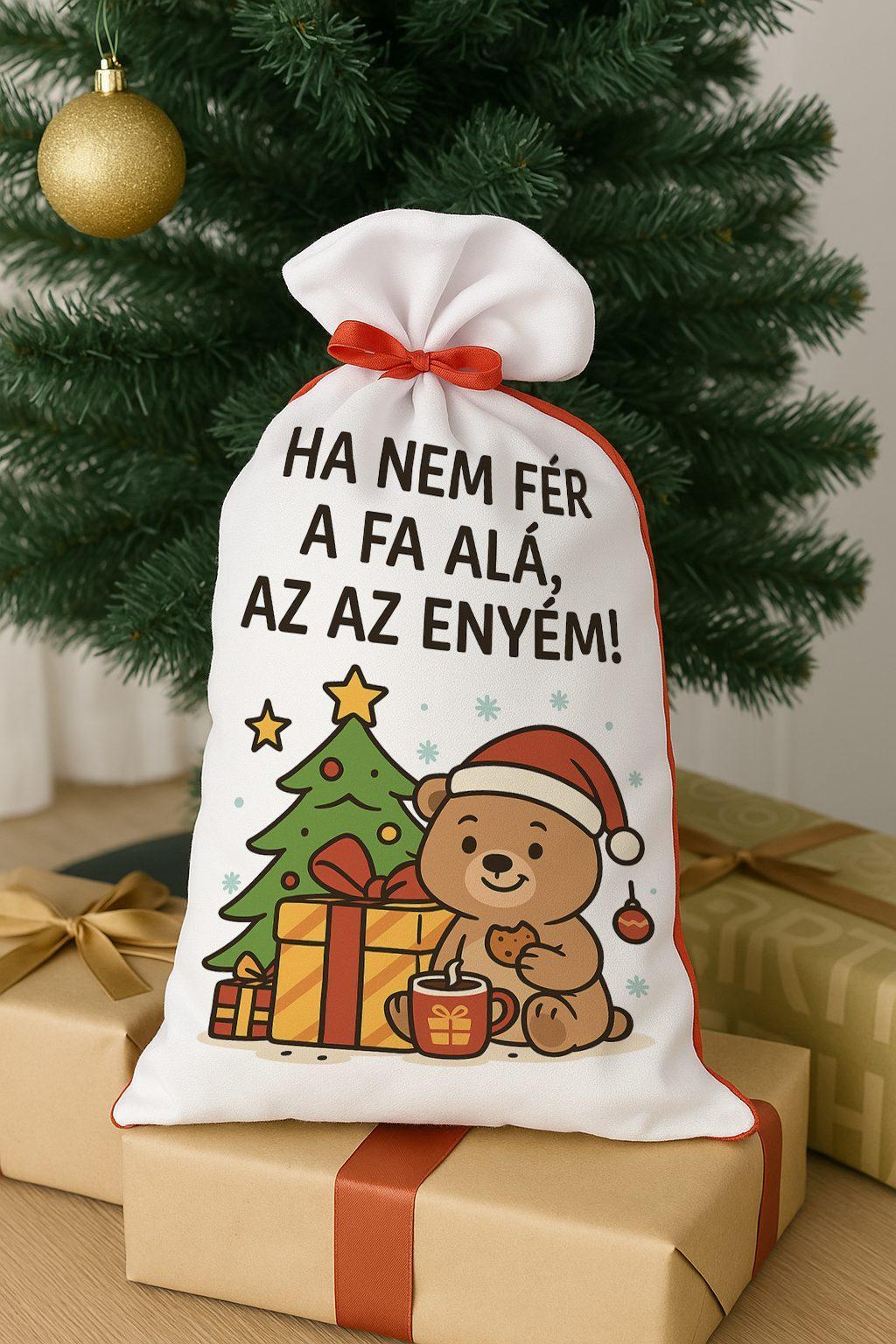 Mikulás zsák „Ha nem fér a fa alá, az az enyém” macis karácsonyi dizájnnal, poliészterből piros hátoldallal és fehér nyomtatható előlappal