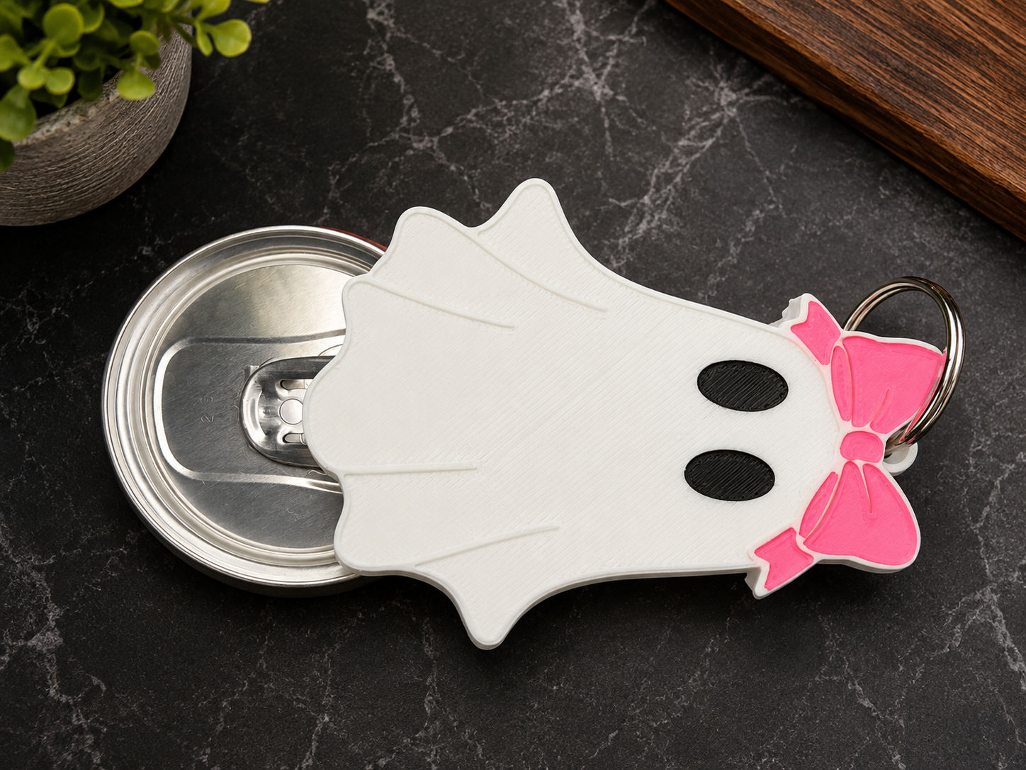 Szellem lány doboznyitó 3D nyomtatott kulcstartó rózsaszín masnival, 8 × 6,5 cm méretben